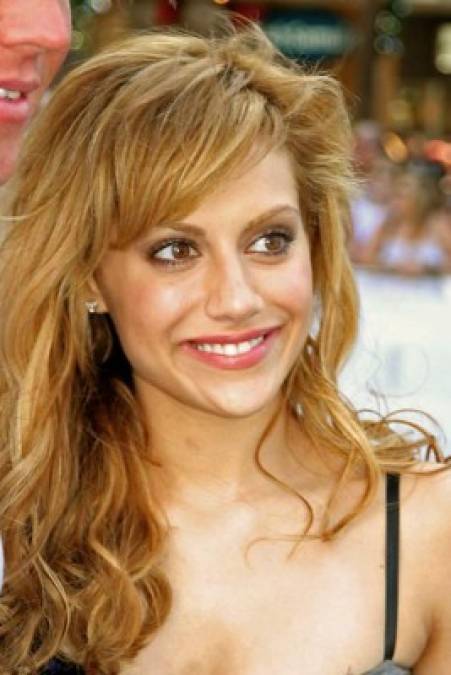 Brittany Murphy: Fue una actriz y cantante estadounidense. Como actriz apareció y protagonizó películas como Clueless, Just Married, Girl Interrupted, Spun, 8 Mile, Uptown Girls, Sin City, Happy Feet. La actriz murió a los 32 años el 20 de diciembre de 2009. El 18 de noviembre de 2013, casi cuatro años de su deceso, un nuevo análisis confirmó que en su cuerpo presentaba 10 tipos de metales en distintos niveles. Dichos metales, usados en veneno para ratas, también son venenosos para humanos. Con esto, quedaría descartada la tesis de la muerte ‘natural’, pudiendo tratarse de un suicidio o un posible homicidio.