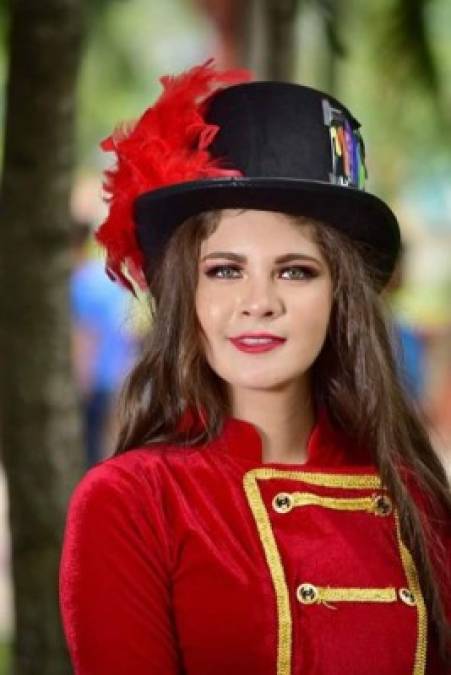 La belleza de Daniela ha cautivado en redes sociales luego de que se viralizaran las imágenes del desfile del 15 de septiembre.