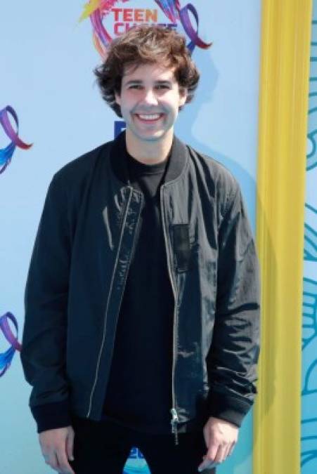 El youtuber y presentador de la ceremonia David Dobrik.