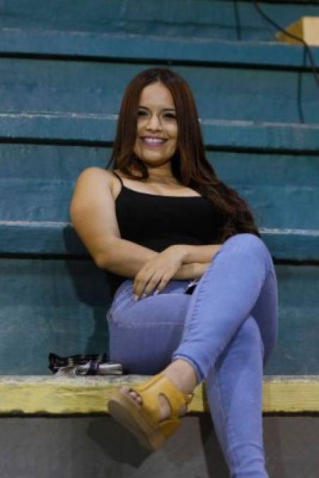 La guapa presentadora de televisión Yulia Posas presenció en las gradas del estadio Micheletti el partido Honduras Progreso-Motagua.