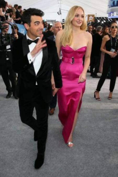 La actriz de Game of Thrones, Sophie Turner, desfiló por la alfombra roja de la mano de su esposo, el cantante Joe Jonas.