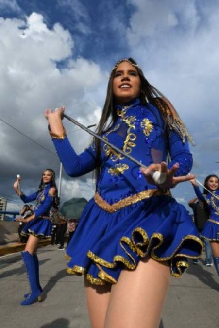 Larissa Henríquez, la palillona favorita para los capitalinos tuvo su momento en el desfile carnaval.