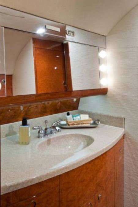 El avión de Messi tiene dos baños, uno de ellos con ducha para que ni siquiera la higiene personal pueda suponer un problema.