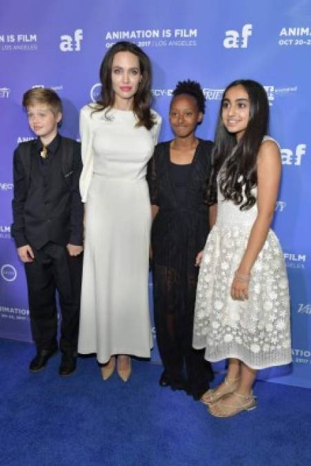 Ambas, también hijas de Brad Pitt, una biológicamente y otra legalmente, fueron todo sonrisas y desprendieron felicidad al lado de su famosa madre, quien estuvo pendiente de ellas en todo momento. <br/>