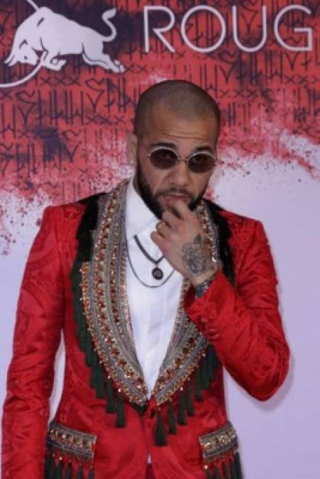 El delantero brasileño Dani Alves acudió a la fiesta y fue sensación en el festejo del cumpleaños de Neymar.