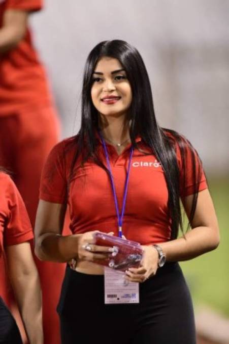 Una bella edecán en la pista del estadio Olímpico previo al inicio del partido.