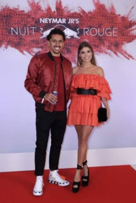 El brasileño Marquinhos con su chica en la fiesta de Neymar.