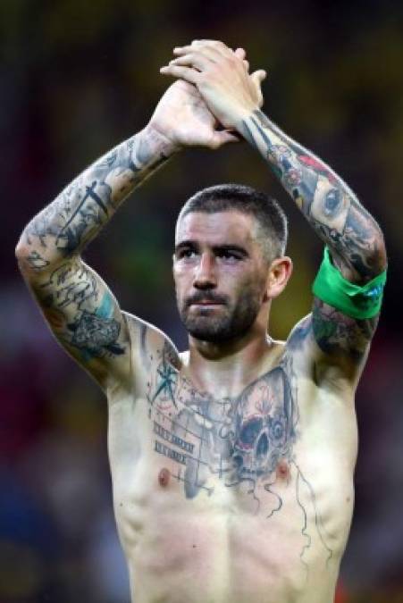 El capitán de Serbia, Aleksandar Kolarov, agradeciendo al apoyo de los aficionados serbios. Foto AFP