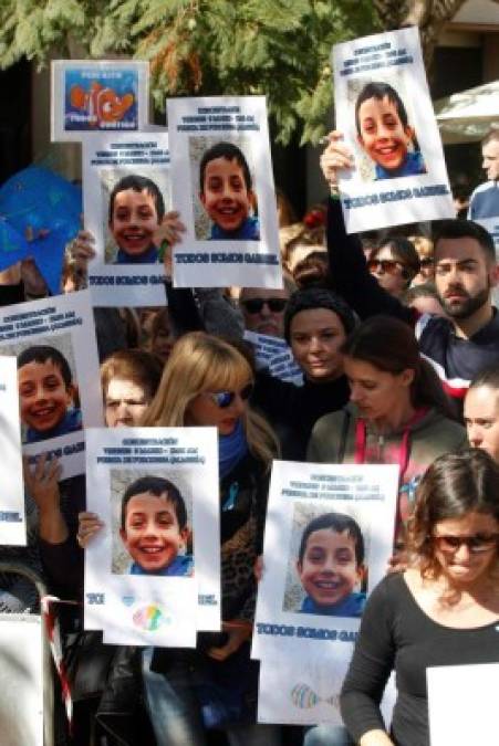 Miles de españoles se manifestaron para exigir la aparición del menor con vida, utilizando carteles de peces, por la afición del pequeño Gabriel por el mar.