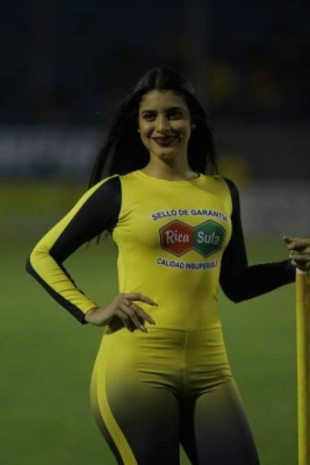 Esta chica de la marca Rica Sula flechó a más de alguno en el estadio Morazán.