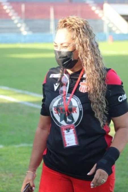 Ella es parte del staff del Vida y estuvo en la cancha antes del inicio del juego contra la Real Sociedad.