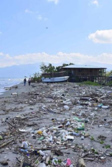 Añadió que en las comunidades guatemaltecas todos los desechos los ponen a la orilla del río para que cuando suba su nivel por las lluvias se los lleve.