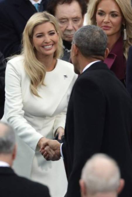 Obama saluda a Ivanka Trump, la hija favorita del magnate.