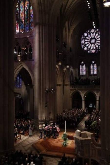 Cientos de funcionarios y familiares abarrotaron la Catedral Nacional para despedir a Bush.