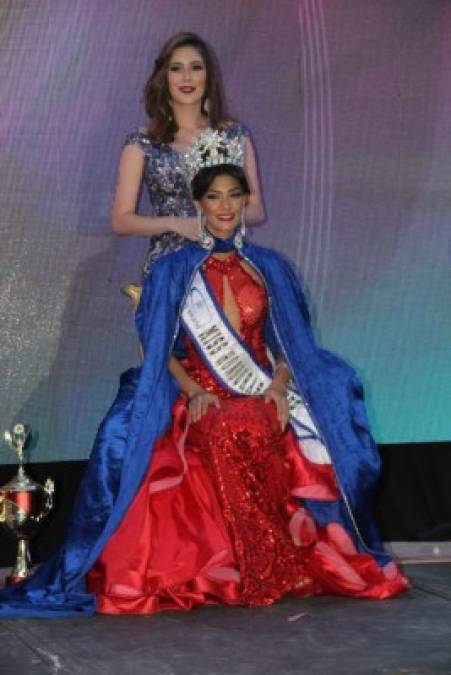 La Miss Honduras Mundo 2018 Dayana Sabillón colocó la corona a Grisell Romero.