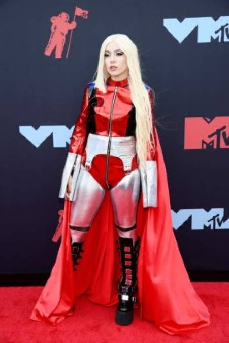 La cantante y compositora estadounidense Ava Max sorprendió con su atuendo elegido para la ocasión, la intérprete llegó usando una capa con un atuendo rojo y plateado.