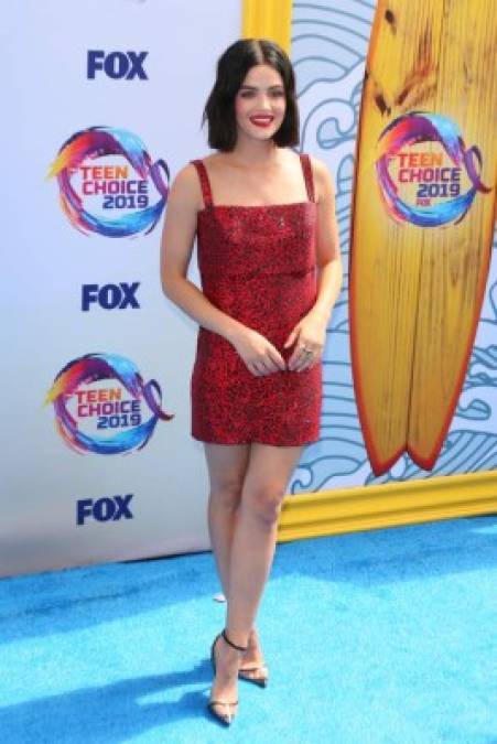 La copresentadora de la ceremonia, la actriz estadounidense Lucy Hale optó por un vestido rojo para posar en la alfombra.