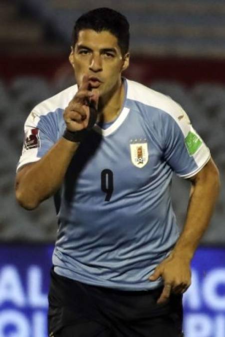Luis Suárez marcó el primer gol de la Celeste en la eliminatoria sudamericana. Festejó como es habitual.