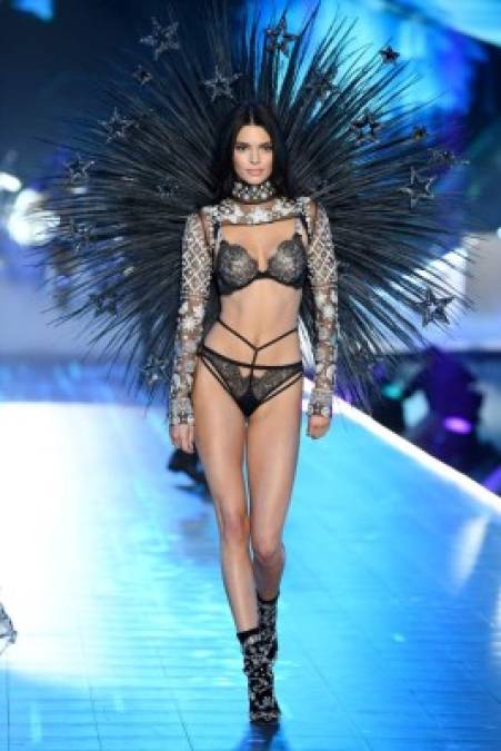 La bella hija de Kris Jenner deslumbró al lucir bella lencería en el desfile anual de Victoria's Secret en Nueva York, Estados Unidos.