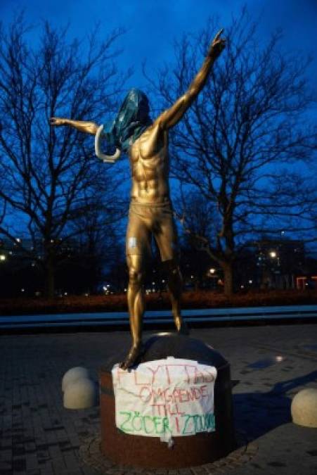 En Malmö varios aficionados, la mayor parte con la cara tapada, causaron destrozos en una estatua del jugador inaugurada hace solo dos meses, escribiendo mensajes racistas y amenazas.