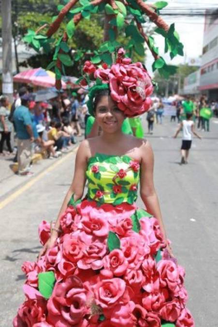 Otro de los vestidos ecológicos que acapararon la vista del público en San Pedro Sula.