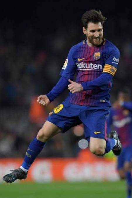Barcelona's Argentinian forward Lionel Messi scores a goal during the Spanish league football match between FC Barcelona and Club Atletico de Madrid at the Camp Nou stadium in Barcelona on April 6, 2019. (Photo by LLUIS GENE / AFP)