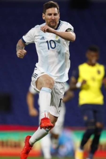 'La Pulga' celebró con euforia su gol de penal.