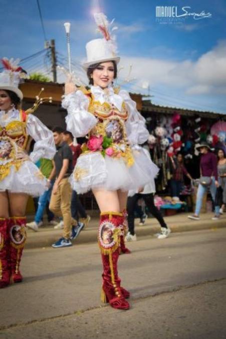 Esta hermosa palillona del Instituto Cosme García de Danlí se robó las miradas por su vestuario muy elaborado. <br/>