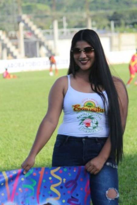 Una guapa edecán en la cancha del estadio Francisco Martínez Durón de Tocoa en el juego Real Sociedad-Marathón.