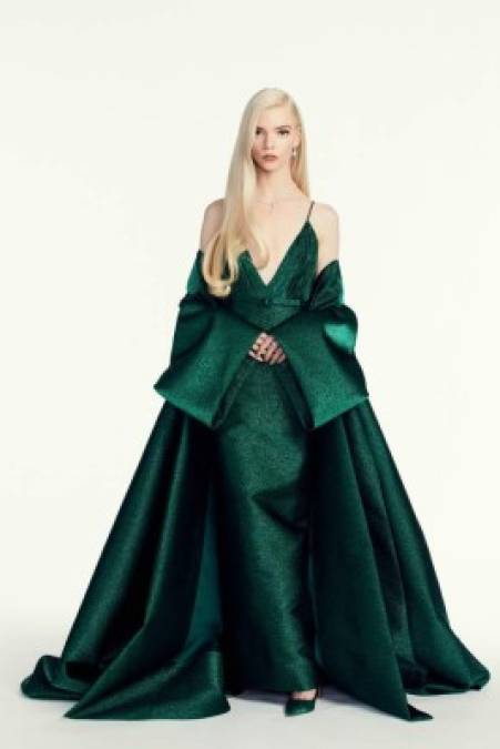 Anya fue una de las estrellas mejor vestidas de la reciente gala de los Globos de Oro. La actriz lució hermosa y sofisticada con este vestido color verde esmeralda, hecho a la medida por Christian Dior, y que combinó con una colección de joyas de Tiffany and Co.