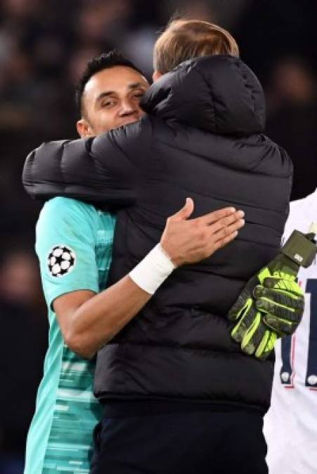 Keylor Navas fue felicitado por su entrenador Thomas Tuchel al final del partido que el PSG le ganó al Brujas por la Champions League.
