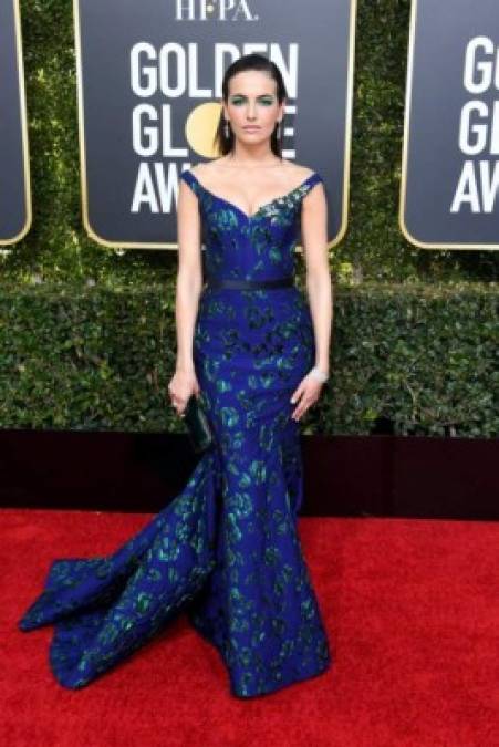 Camilla Belle desfiló en la alfombra roja con un vestido azul oscuro estampado de azul turquesa.