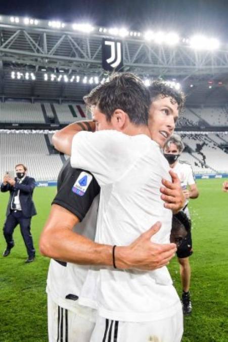 Cristiano Ronaldo se dio un gran abrazo con el argentino Paulo Dybala luego de que se proclamaron campeones de la Serie A de Italia.