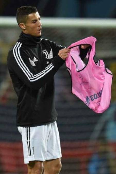 Cristiano Ronaldo en el momento que se colocaba el chaleco para realizar los ejercicios de calentamiento .