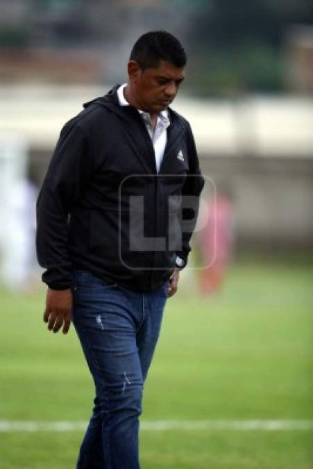 Israel Canales, entrenador del Real de Minas, cabizbajo por la derrota contra el Olimpia.