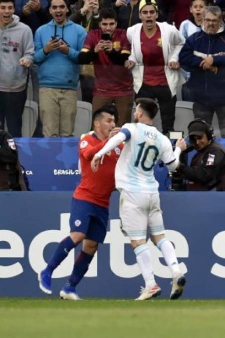 Gary Medel dio varios empujones a Messi con las manos y el pecho. En las gradas, los aficionados muy atentos a la pelea. Foto AFP