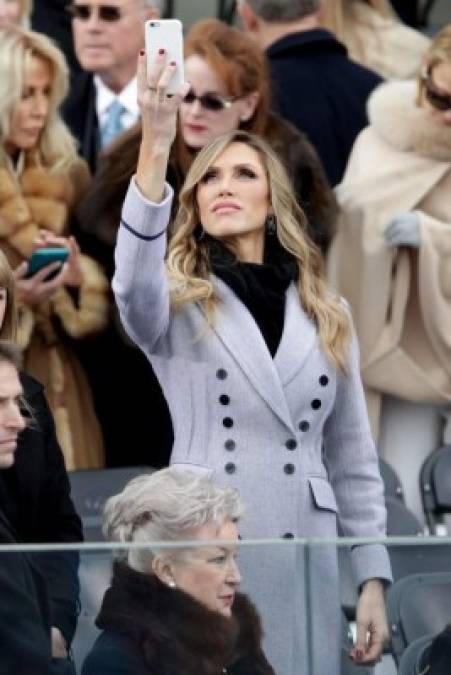 Lara Trump, nueva del magnate, toma una foto durante la investidura.