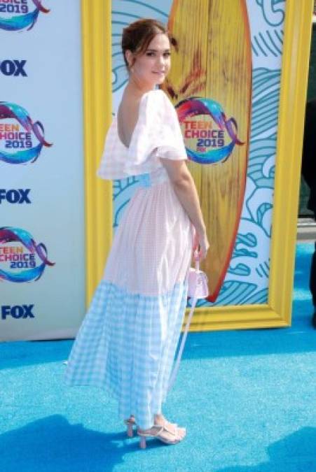 La actriz y cantante australiana Maia Mitchell fue una de las primeras en llegar y desfilar por la alfombra.