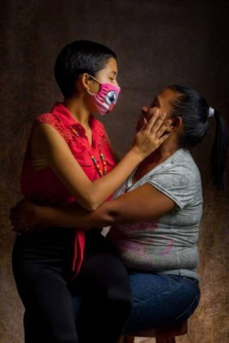 Rosa Colina posa con su hija Cristina, de 17 años, el pasado 23 de mayo de 2019, en Caracas (Venezuela). Cristina ha sido diagnosticada con Talasemia mayor, Lupus ertematoso sistémico y Hepatitis C. Está medicada con Exjade y debe realizarse transfusiones cada 21 días. 'No es fácil ver la crítica de la personas en la calle. Por ejemplo, el 24 de diciembre del año pasado íbamos caminando y venía un grupo de jóvenes. Escuché como uno le decía al otro: “mira tiene sida”. Eso fue devastador para mí porque no tengo sida y no voy a contagiar a nadie, más bien ellos me contagian a mí', dijo Cristina durante la sesión fotográfica para este retrato.