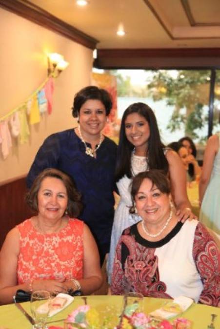 Carolina Melgar y Victoria Pérez con Esther Sibrian y Doris Melgar.