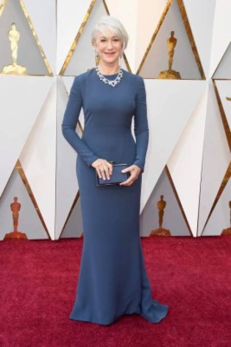 La actriz Helen Mirren se decantó por un vestido azul niágara de Reem Acra.