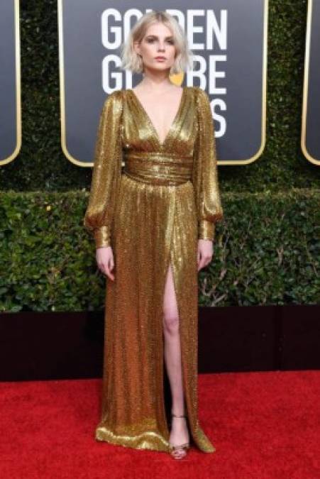 Lucy Boynton, actriz que interpreta a Mary Austin en Bohemian Rhapsody, optó por lucir un vestido dorado.