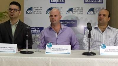 Leonardo Crespo, Pedro Barquero gerente general de la Cámara de Comercio e Industrias de Cortés y el empresario Daniel Hode informaron detalles del evento.