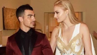 La pareja de artistas Joe Jonas y Sophie Turner.