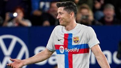 Robert Lewandowski no podía creer la expulsión.