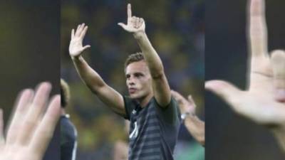 Bauer alzó la mano y le mostró los siete dedos .