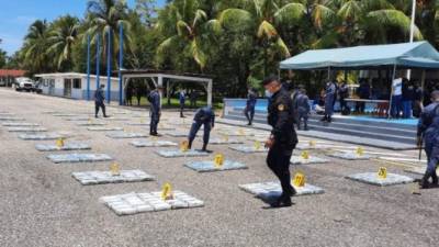 El cargamento de droga estaba distribuido en 40 sacos y fue localizado primero por los militares. Fotografía: PNC