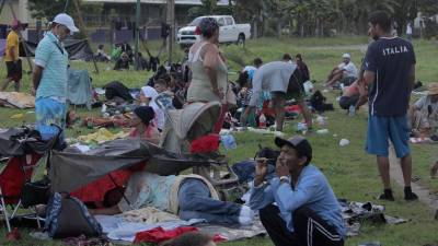 Migrantes centroamericanos toman un descanso este sábado, en la comunidad de Ulapa, municipio de Acapetahua, en el estado de Chiapas.