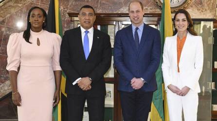 El primer ministro de Jamaica, Andrew Holness y su esposa Juliet Holness, recibieron a los duques de Cambridge aclarando que buscarán la independencia de la monarquía británica.