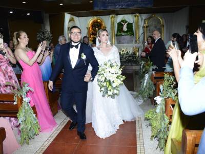 Julio Rodríguez y Samira Mendoza saliendo de la iglesia Espíritu Santo, donde se juraron amor eterno ante el Creador.